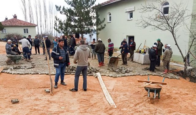 Caminin çevre düzenlemesi imece usulüyle yapıldı