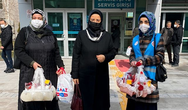 Müftülük doğum yapan anneleri ziyaret ediyor