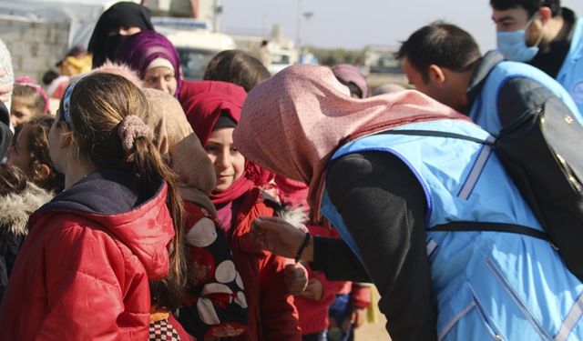 Suriye'de çocukların ayakları üşümeyecek