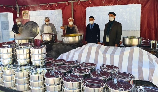 Alış Camii'nde geleneksel yemek ikramı başladı