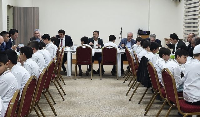 Çanakkale Valisi Aktaş hafızlarla iftar yaptı