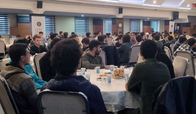 Düzce'de üniversite öğrencileri iftarda buluştu