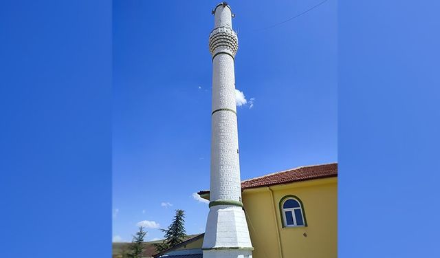 Şiddetli fırtına cami minaresinde hasara neden oldu