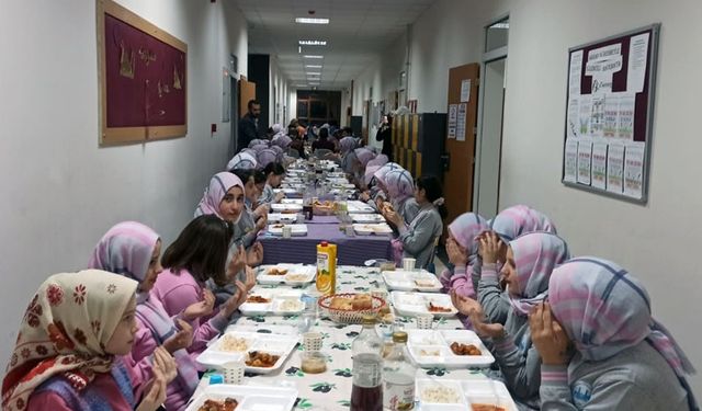 İmam hatip öğrencileri birlikte iftar yaptı