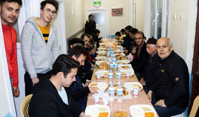 Köyün gençleri iftar sofrasında buluştu