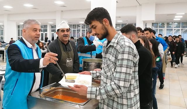 Müftülük üniversitelerde iftar sofraları kurdu