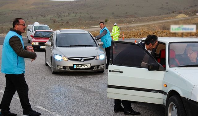 Müftülük yolda kalanlara iftarlık ikram ediyor