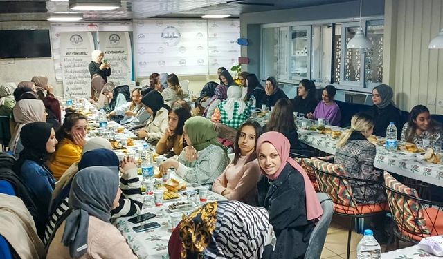 Mukabeleye katılan gençler iftarda buluştu