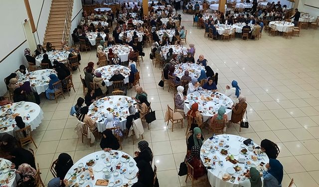 Üniversite öğrencileri ve hafızlar birlikte iftar yaptı