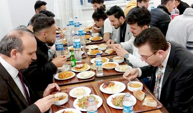 Vakfıkebir Kaymakamı öğrencilerle iftarda buluştu