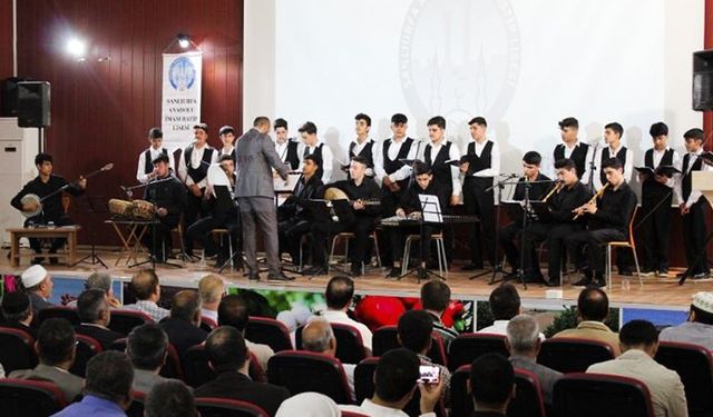 Gençler dini musiki konseri verdi