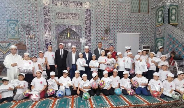 40 gün boyunca namaza gelen çocuklar ödüllendirildi