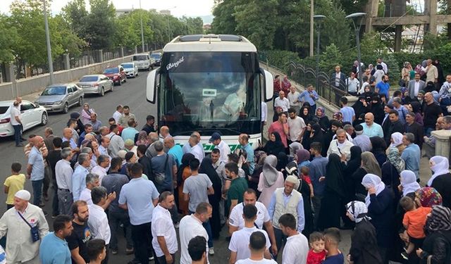 Bingöl'de hacı adayları dualarla yola çıktı