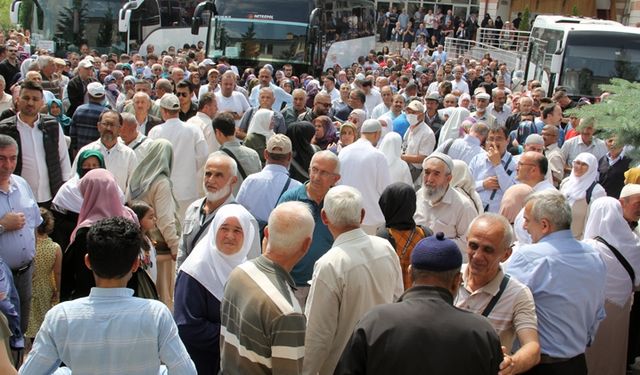 Bolu'da hacı adayları dualarla uğurlandı