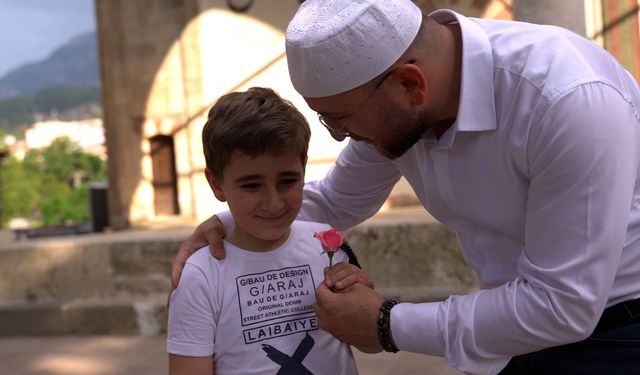 Haydi çocuklar, camiye…