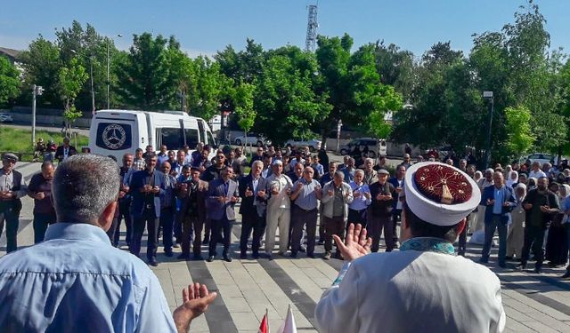 Kars’ta hacı adayları dualarla uğurlandı