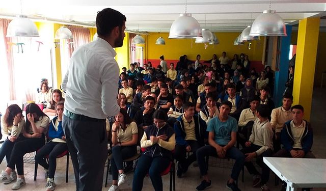 Mahmudiye'de  öğrencilere 'bağımlılık semineri'