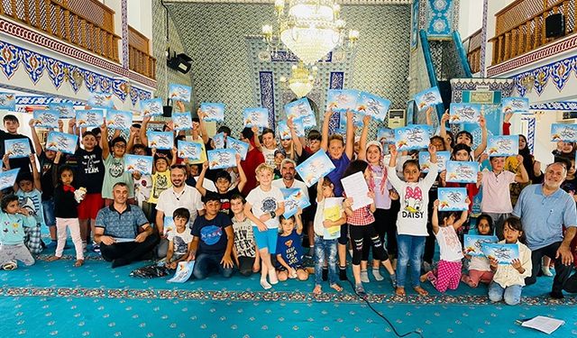 Şarköylü hattattan camiye gelen çocuklara anlamlı hediye