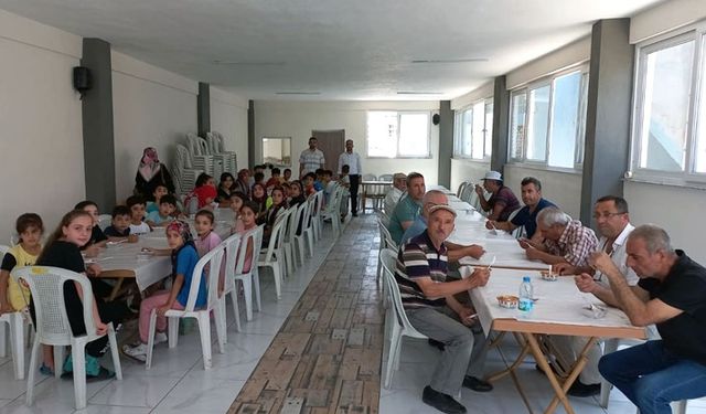 Din görevlisinden cami cemaatine aşure ikramı