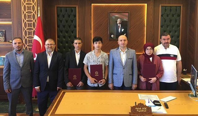 Hafızlar belgelerini Kaymakam'dan aldı 