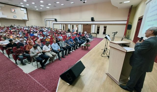 Ortaköy'de camiye devam eden öğrencilere hediye