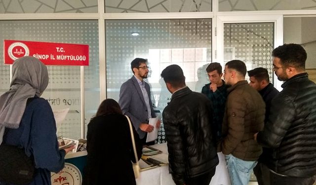 Diyanet standına üniversiteli gençlerden yoğun ilgi