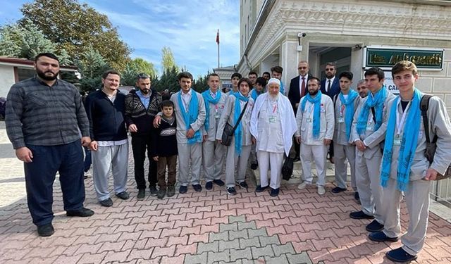 Hafızlık sınavını kazanan öğrenciler umre ile ödüllendirildi
