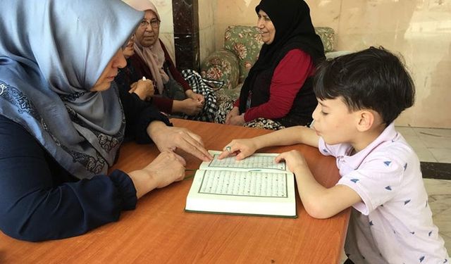 Mekke'de ikamet eden Türk işçilerin çocukları hac döneminde Kur'an öğrendi