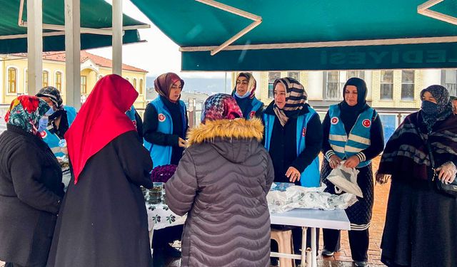 Kur'an kursundan "Hediyem Kitap Olsun" kampanyasına destek