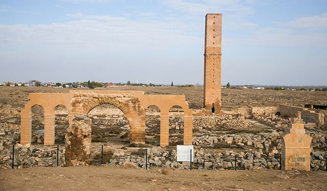 Harran'da 8 asırlık medresenin avlu, kuyu ve platformu bulundu