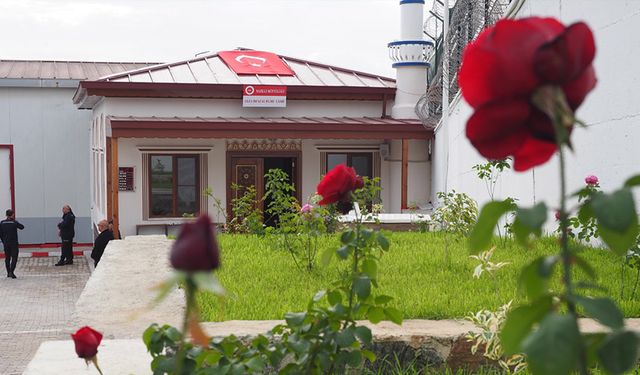 Hükümlülerin inşa ettiği cami dualarla açıldı