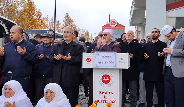 Ispartalı umreciler dualarla kutsal topraklara uğurlandı