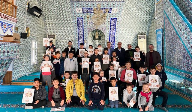 Camiye gelen çocuklara "Diyanet Çocuk Takvimi" hediye edildi