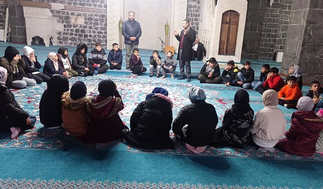 Gençler ile cami cemaati gönül köprüsü kuruyor