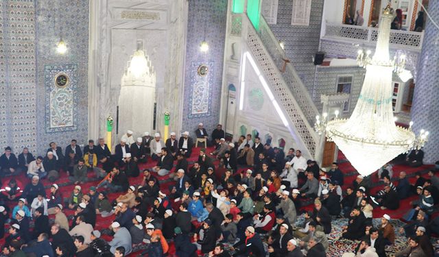 Kur'an bülbüllerinden Dergah Camii'nde Kur'an ziyafeti