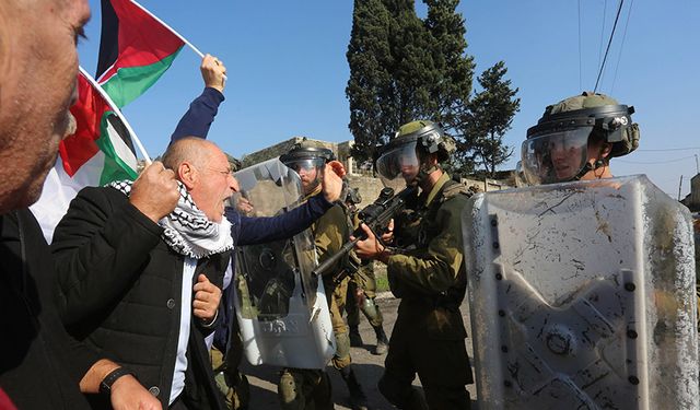 İşgalciler biri çocuk 19 Filistinliyi gözaltına aldı