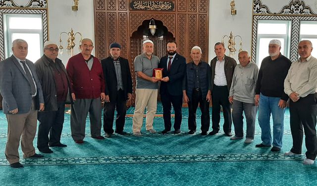 Laçin'de cami inşaatına destek verenlere plaket