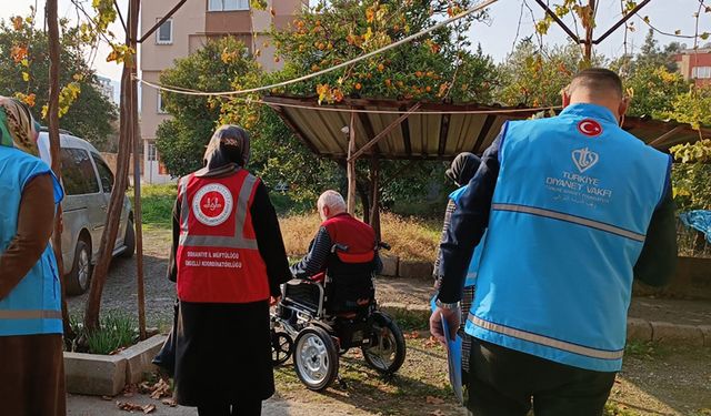 Osmaniye'de engelli vatandaşa akülü sandalye hediye edildi