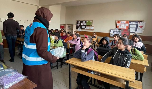 Ağrı'da minik eller üşümeyecek