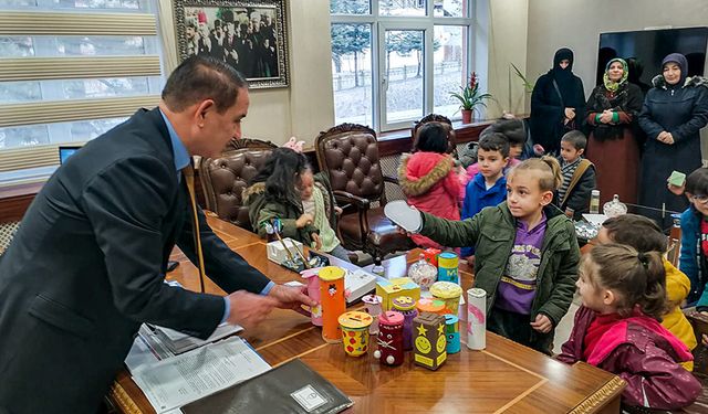 Minikler, kumbaralarını SMA hastası Yunus Emre için bağışladı