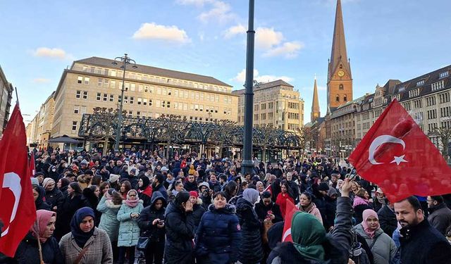 Hamburg ve Heilbronn kentlerinde depremzedeler için dua edildi