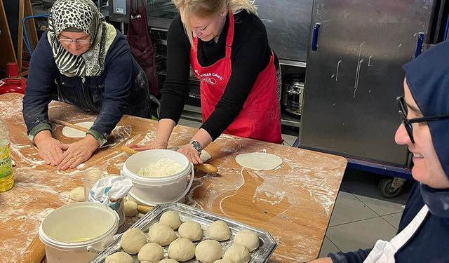 DİTİB’li kadınlar lahmacun satarak depremzedelere destek oluyor