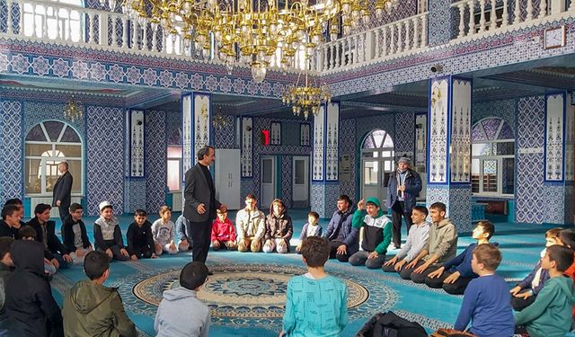 Gümüşhane'de çocuklar yarıyıl tatilinde camileri doldurdu