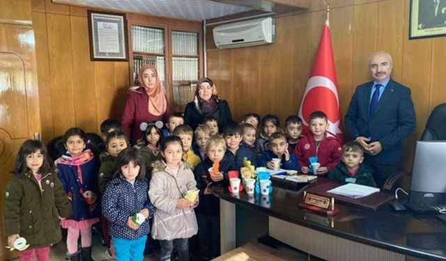 Kütahya’da minikler, kumbaralarını kardeşleri için bağışladı