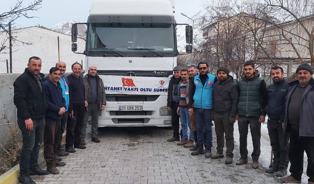 Oltulu din görevlileri, köylülerle deprem bölgesi için yakacak odun hazırladı