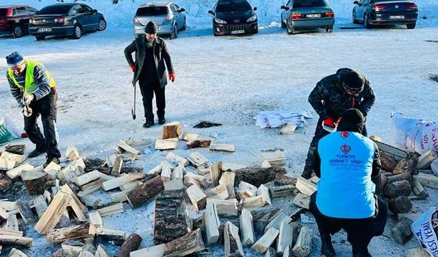 Sarıkamışlı hayırsever köylülerin kışlık odunları depremzedeleri ısıtacak