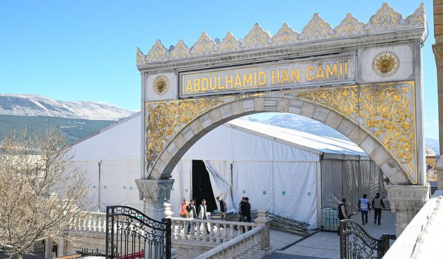 Depremde hasar gören Abdülhamit Han Camii, cemaatini çadırlarda ağırlayacak