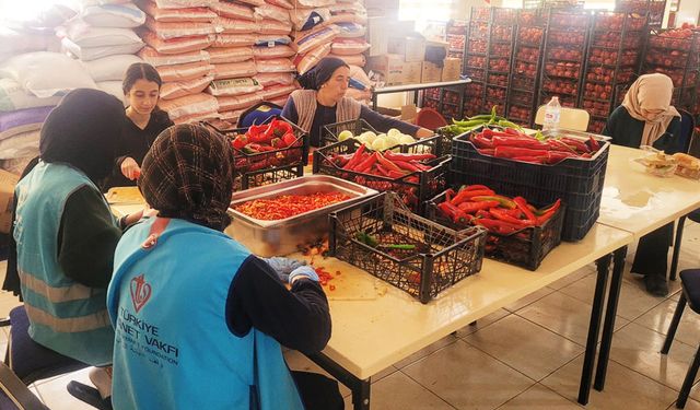 TDV gönüllüleri depremzedeler için kendi elleriyle hazırlık yapıyor