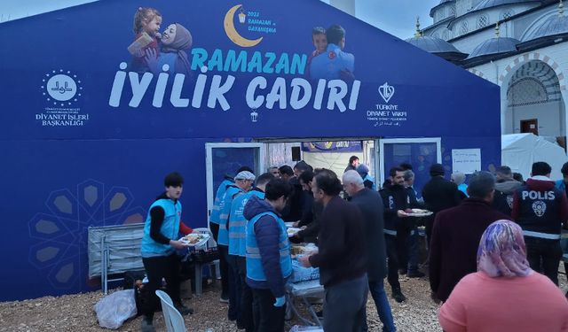 Depremlerden etkilenen Adıyaman'da iftar sofraları kuruldu