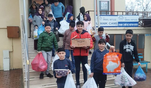 Cami gençleri, depremden etkilenen vatandaşların ihtiyaçlarını gideriyor